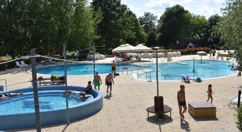 Elstartolt a strandszezon Pápán, ennyi vendéget várnak a nyáron