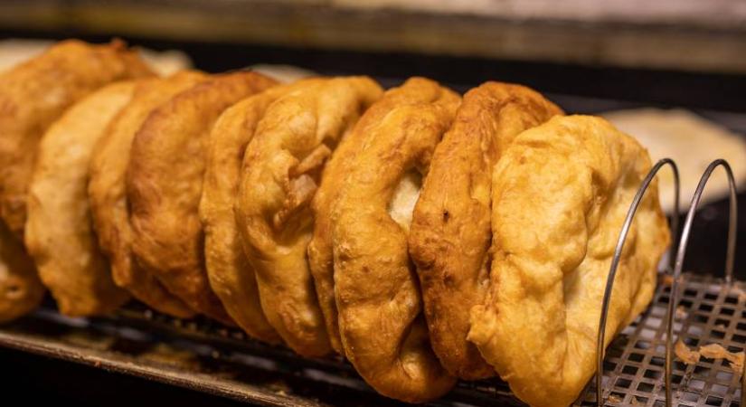 3 extra kajás hely, ha unod a rántott húst – Mákos-vaníliás lángos, levendulás matcha és BBQ sült krumpli
