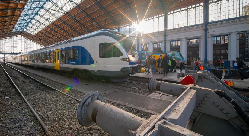 Érdemes figyelni – miközben nyári forgalmat vár a MÁV a hosszúhétvégén, az utasok számára már él a késési biztosítás
