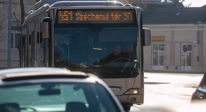 Feldühödött utas támadt a kecskeméti buszsofőrre, hatalmas kárt okozott