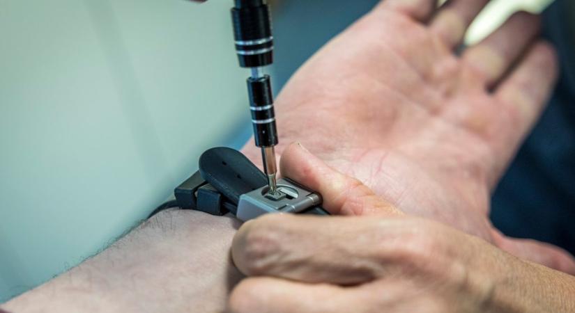 Mostantól okosórát kapnak lábbilincs helyett a házi őrizetesek