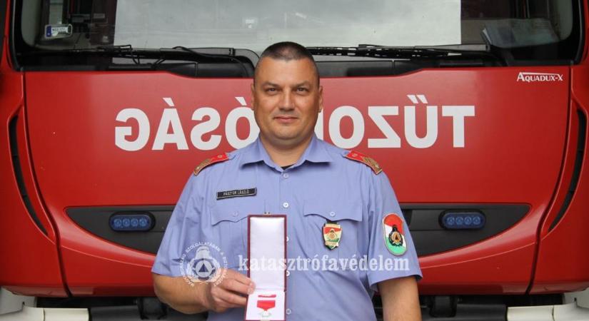 Díjat kapott a dunaújvárosi hős – 20 év szolgálat a lángok közt