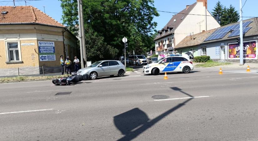 Baleset Eger belvárosában: motoros sérült meg  fotók a helyszínről