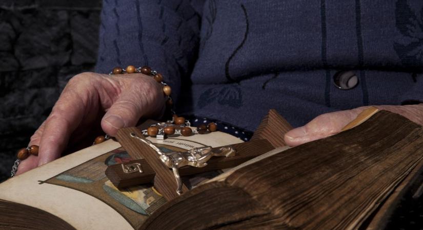 Ráeresztették a mesterséges intelligenciát a Bibliára, döbbenetes dolgot fedezett fel