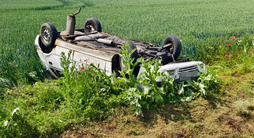 Lesodródott egy autó a 87-es főútról, majd szántóföldre csapódott - fotók