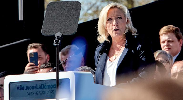 Megfosztották Marine Le Pent a megyei mandátumától