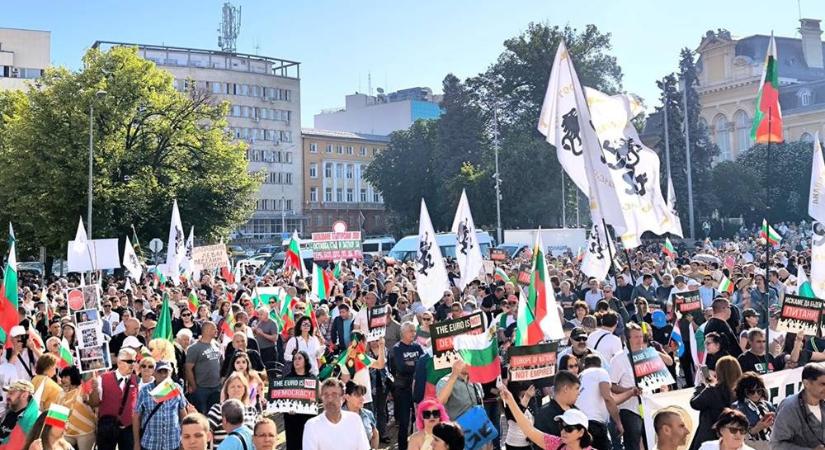 Az euróellenes tüntetők megrohanták a bolgár parlamentet