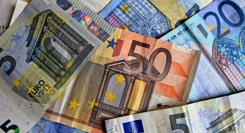 Egy férfi hamis bankjegyeket talált a pécsi belvárosban, benzinkutakon váltotta fel – pénzhamisítás miatt mehet a börtönbe
