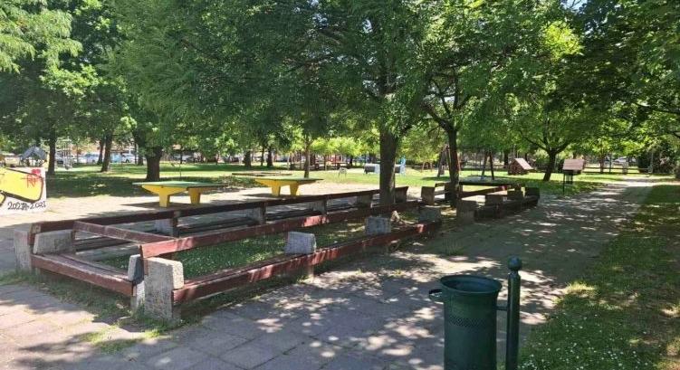 Órákra otthagyták egyedül a hatéves unokájukat a játszótéren, amíg a dögmelegben elmentek fodrászhoz és bevásárolni