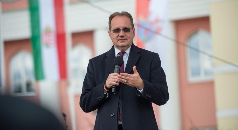 Hoppál Péter szerint amit Novák tett, „kicsikét félreérthető volt”