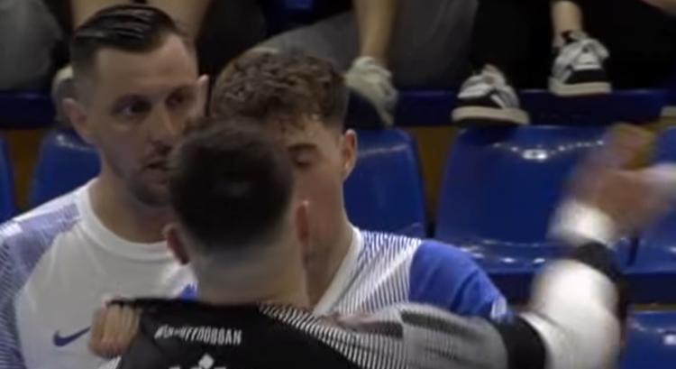 Irgalmatlan nagy pofont osztott ki a magyar futsalkapus, mégis a reklamáló ellenfél kapott piros lapot