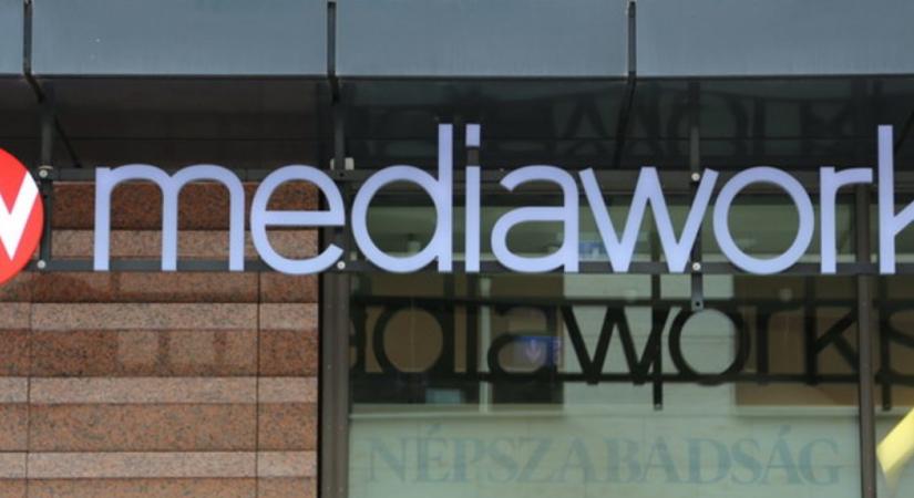 Bugyikat akasztottak a kormánypárti médiacég székháza elé