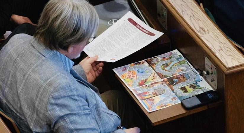 Dézsi Csaba András, győr korábbi polgármestere társasjátékkal múlatta az időt a közgyűlés alatt