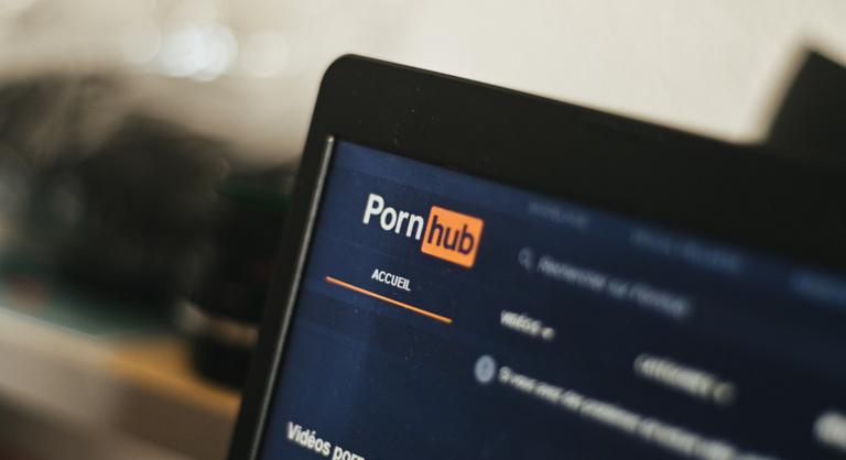 A franciák nem akarnak lemondani a Pornhubról, hiába függesztették fel az országban