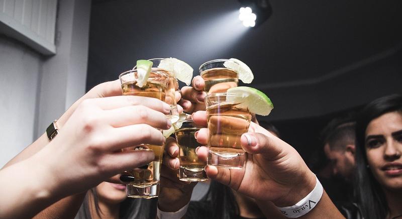 Ágazati munkáltatók: ha emelik az alkoholra kivetett jövedékiadót, megnő a kereslet a hamisított termékek iránt