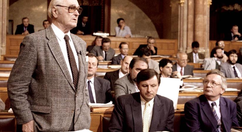 Függetlenként 1990-ben az SZDSZ-frakcióba ült a parlamentben, később Orbán Viktor katonapolitikai tanácsadója lett – Monográfia jelenik meg Király Béláról