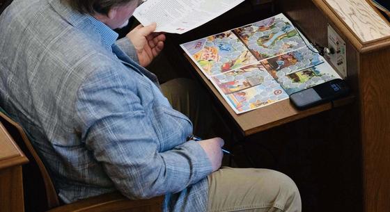 Fotók bizonyítják, hogy Dézsi Csaba volt győri polgármester a közgyűlési munka közben társasjátékozott