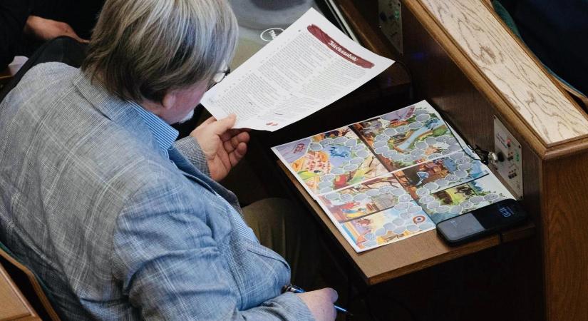Társasjátékozott a győri közgyűlésben a fideszes Dézsi Csaba András