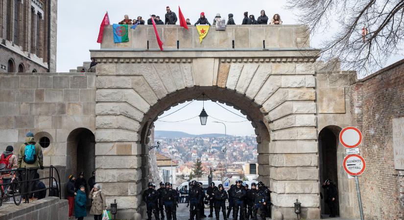 Éhségsztrájkba kezd a Magyarországon fogvatartott antifasiszta támadó, azt mondja csótányok között alszik, nem engedik emberek közé és naponta megmotozzák