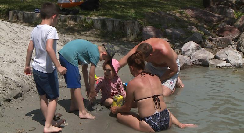 Sorra nyitnak a balatoni strandok