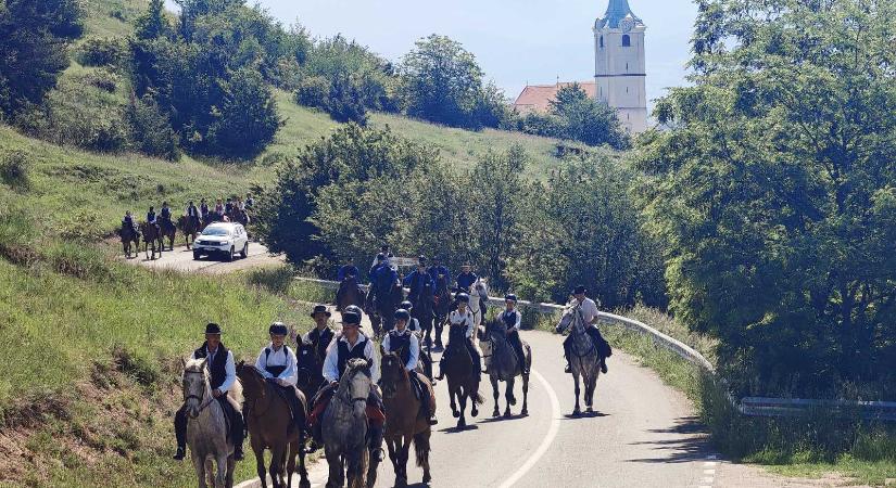 Útra keltek a csíksomlyói búcsú zarándokai Háromszékről