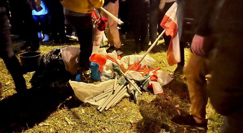 Kidobták a magyar zászlókat a tiszások a rendezvény után