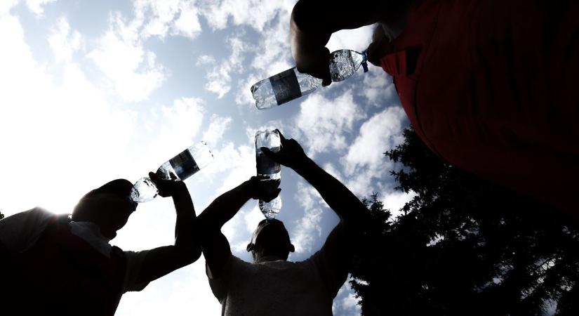 Kegyetlen a hőség: a kantáros nadrágot félretehetik a kukások