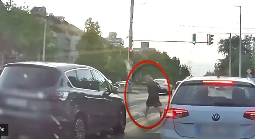 Videó rögzítette a szörnyű balesetet: elütöttek egy gyalogost a Hungária körúton (VIDEÓ)