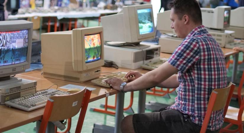 Virtuális számítógép univerzum? Járja körbe velünk a hétvégi Retro Számítógép Kiállítás helyszínét!