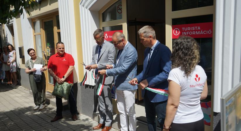 Átadták a megújult és eszköztárában is jelentősen gazdagodott Tourinform Irodát