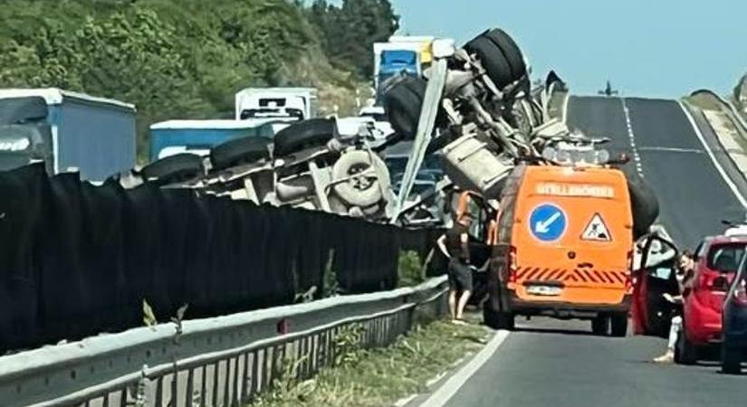 Súlyos baleset a 8-as főúton! Az utat teljesen lezárták, a helyszínre mentőhelikopter is érkezett