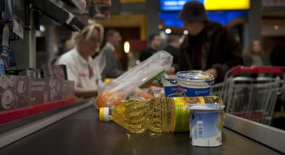 Kötelező lesz pénztárost alkalmazni a boltokban, nem elég az önkiszolgáló kassza