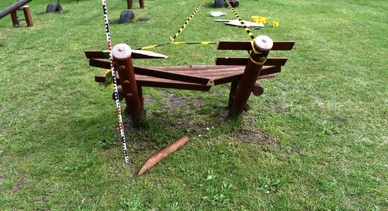 Színtiszta vandalizmus: egy salgótarjáni pár láncfűrésszel és bozótvágóval vett tönkre egy játszóteret