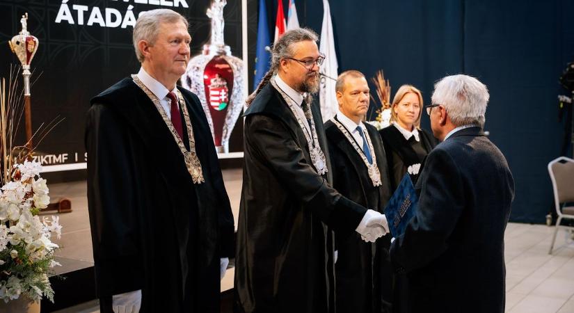 Köszöntötték egykori hallgatóikat - Díszdiplomákat vehettek át a Széchenyi jogelődjében végzettek - képgaléria