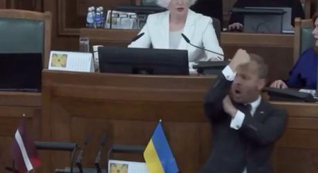 Botrányosan viselkedett egy orosz származású képviselő a lett parlamentben