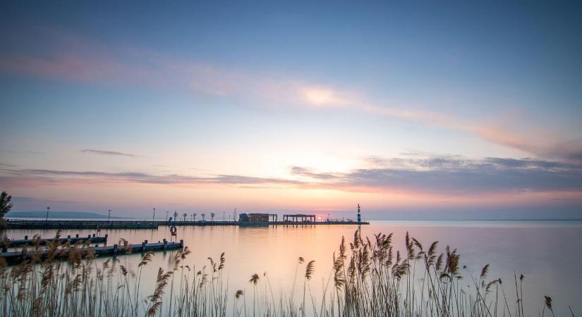Hírességet fojtottak a Balatonba, csúnyán elkenték, alig született írás róla