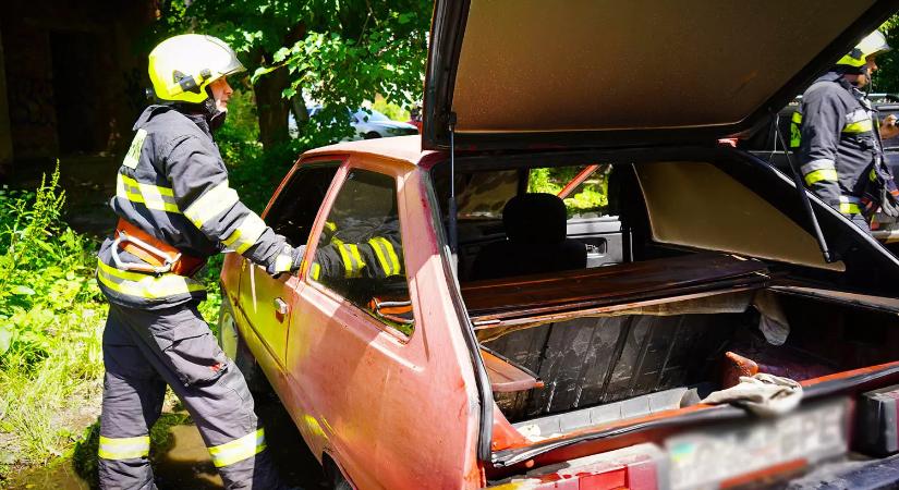 Kigyulladt egy parkoló autó Ungváron