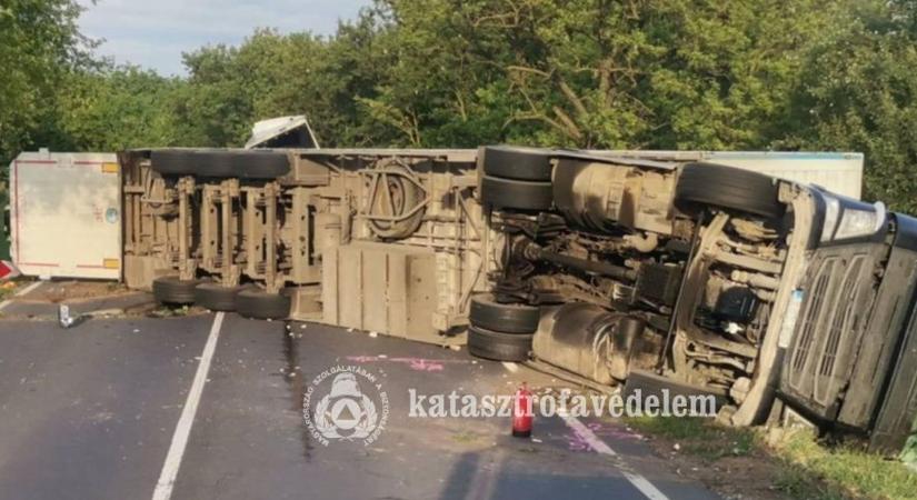 A tetejére borult egy kamion – teljes az útzár