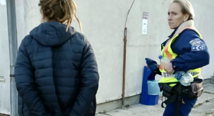 81 körözést adtak ki egy 27 éves örömlány ellen