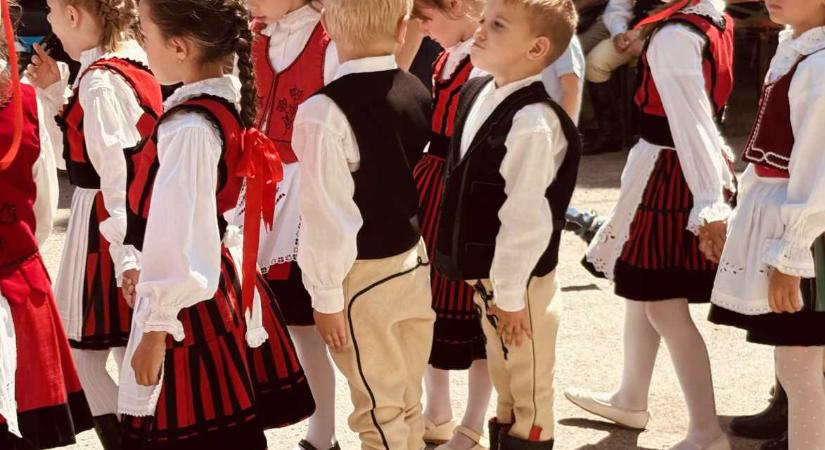 Élő hagyomány – A legkisebb táncosok vették birtokba Csíkszeredát (FOTÓRIPORT)