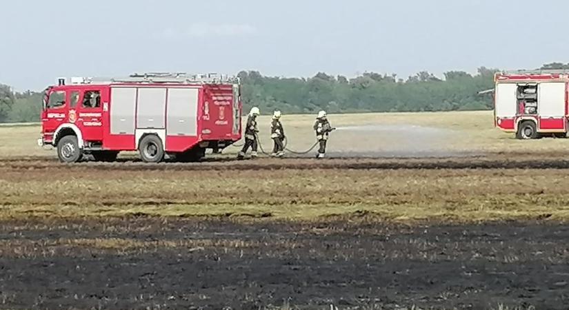 A dénesfai határban kapott lángra a lekaszált széna - Fotó, videó