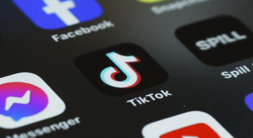 Tiktokos fogadás miatt felgyújtotta magát, kórházba került és három hét múlva meghalt egy jászsági nő