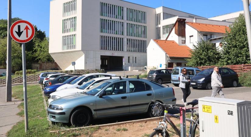 Rémálom: egyszerűen lehetetlen parkolni a klinikánál