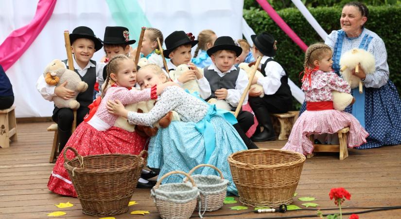 A saját kis gyermeki lényüket láthatjuk játék és tánc közben