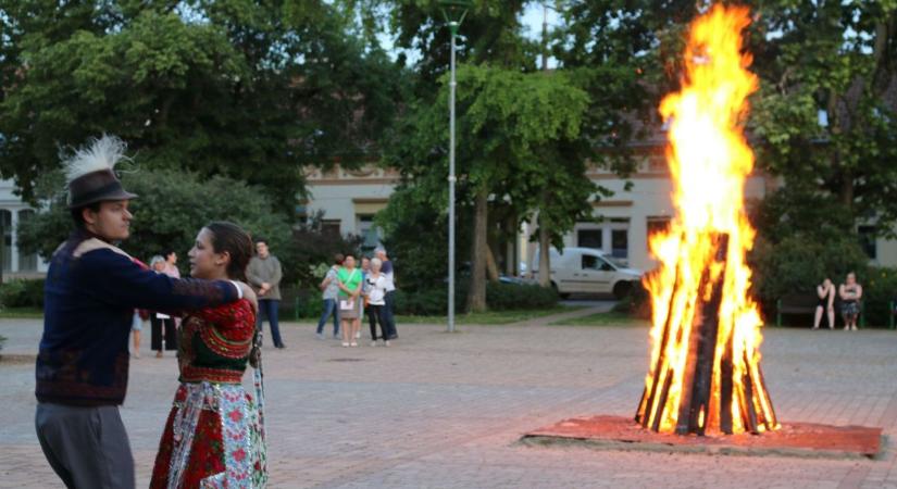 Fellobbant az összetartozás lángja Celldömölkön