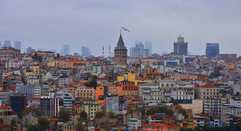 Nyomozás indult az ellenzék vezetője ellen, újabb polgármestereket rúgtak ki Törökországban