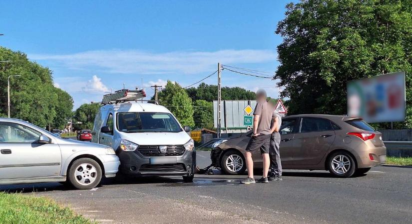 Baleset Hajdúböszörményben: három autó ütközött össze – fotóval!