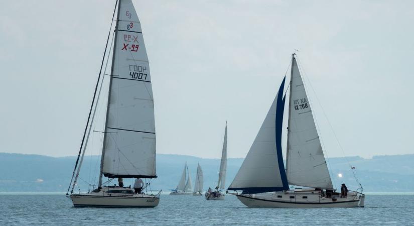 A Balaton újra vitorlát bont