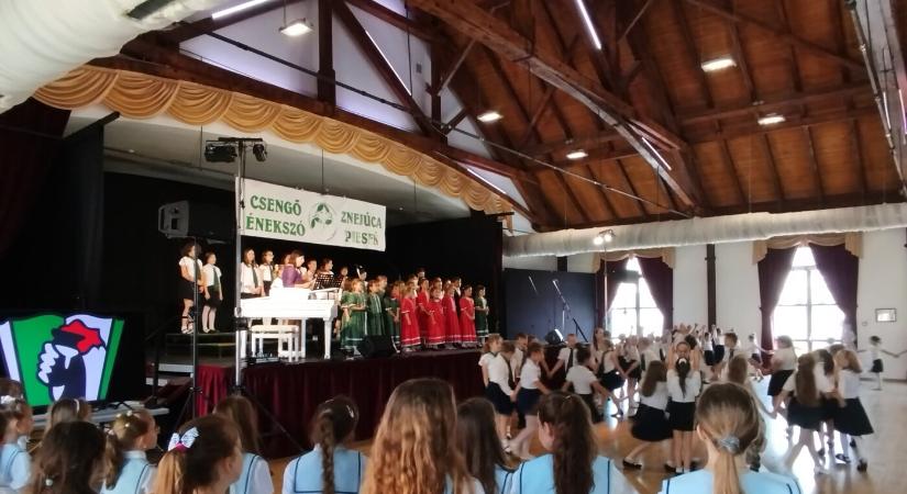 Ismerjük a Csengő Énekszó első győzteseit: két komáromi gyerekkórus lett arany sávos