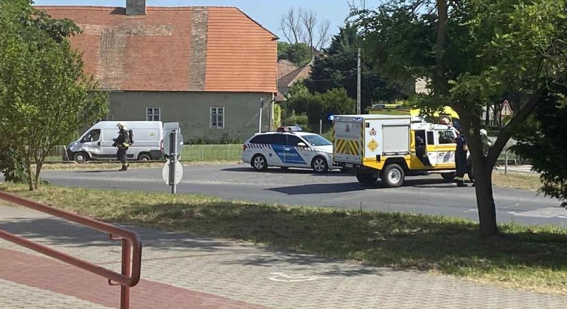 Biztonsági intézkedés Fejérben: radioaktív anyagot szállító jármű balesetezett - fotó